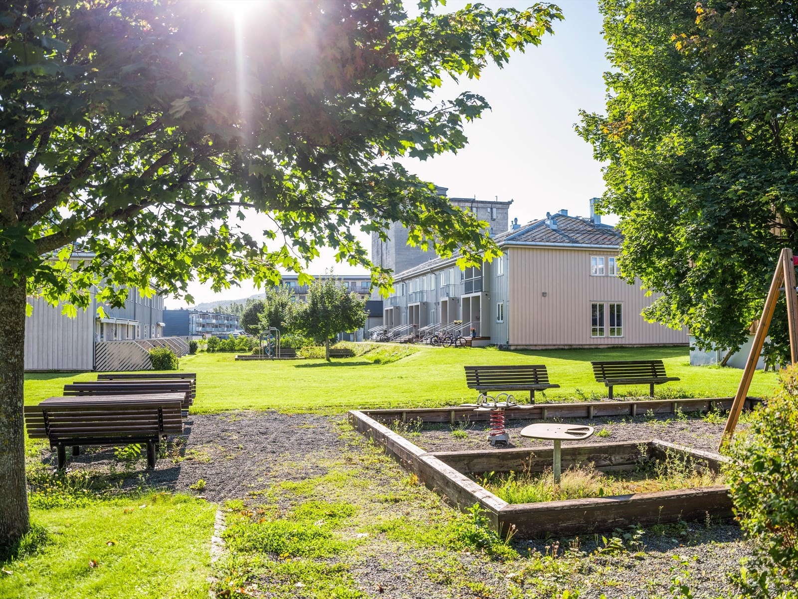 Nærområdet rundt boligbyen er svært flott opparbeidet og tilrettelagt for sosiale sammenkomster. Galleribilde