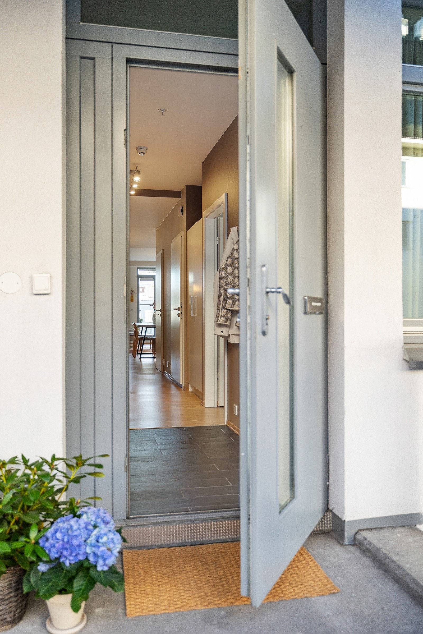 Fra gaten får du tilgang til leiligheten via en trapp som leder til din egen inngangsdør - en løsning som gir en eksklusiv "townhouse"-følelse. Galleribilde