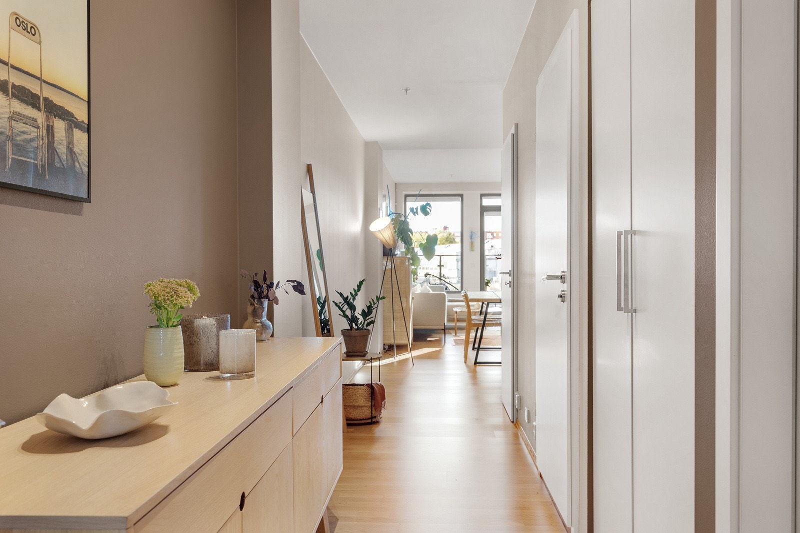 Innbydende entré med flislagt gulv med varmekabler, og praktisk oppbevaring for sko og yttertøy i et garderobeskap i nisje. Galleribilde