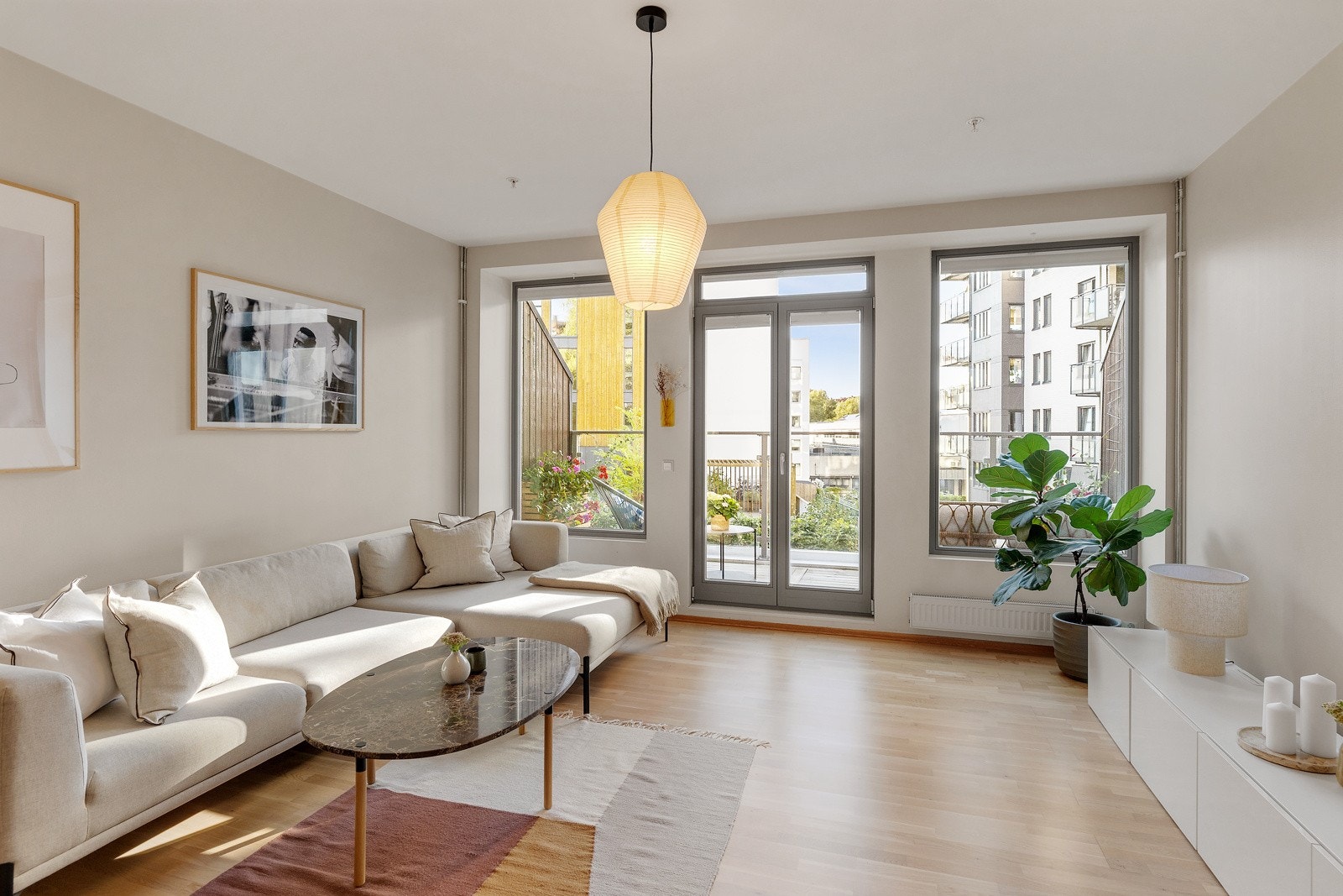 Store vindusflater og doble terrassedører slipper inn rikelig med naturlig lys. Galleribilde