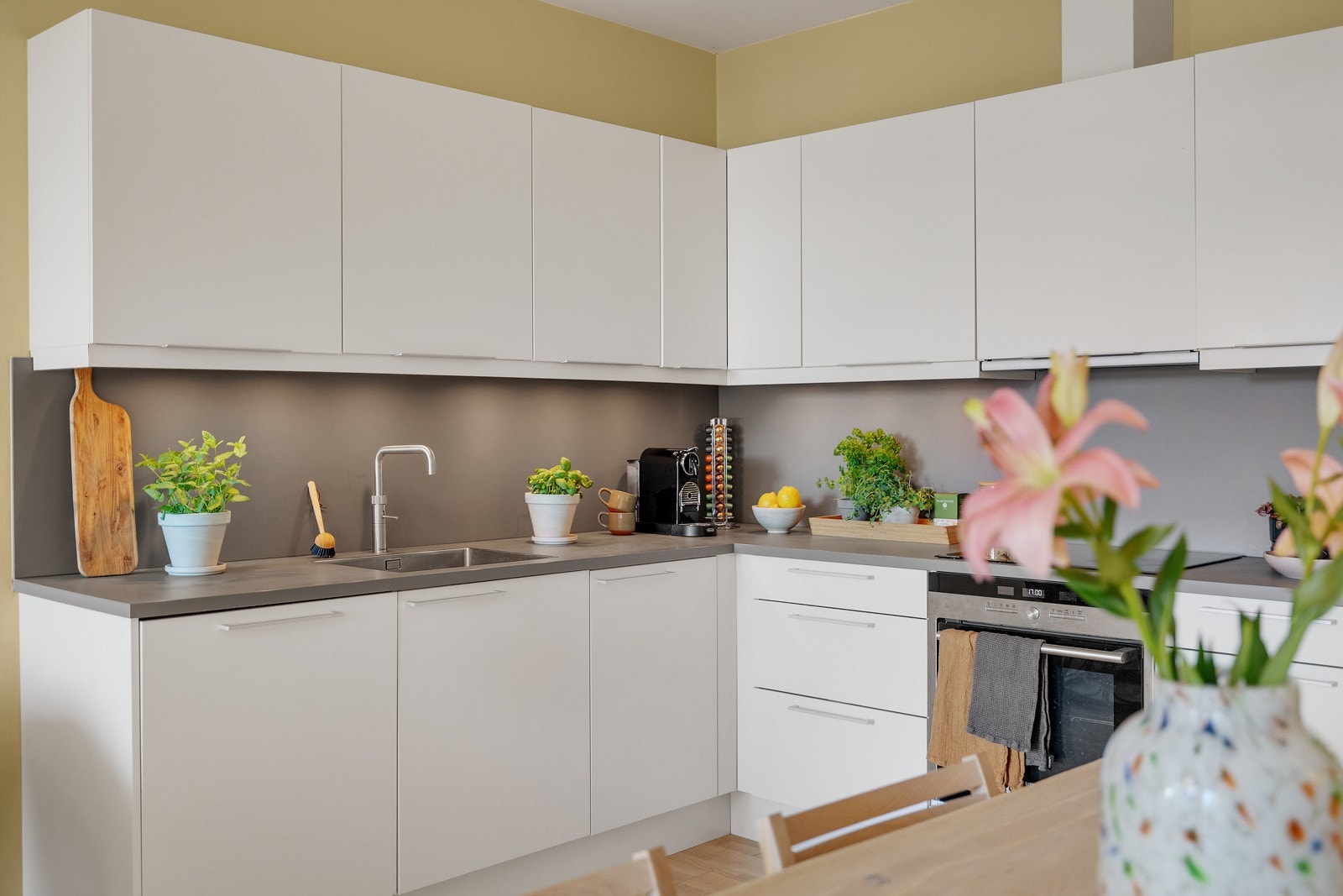 Moderne HTH-kvalitetskjøkken fra 2012. Galleribilde