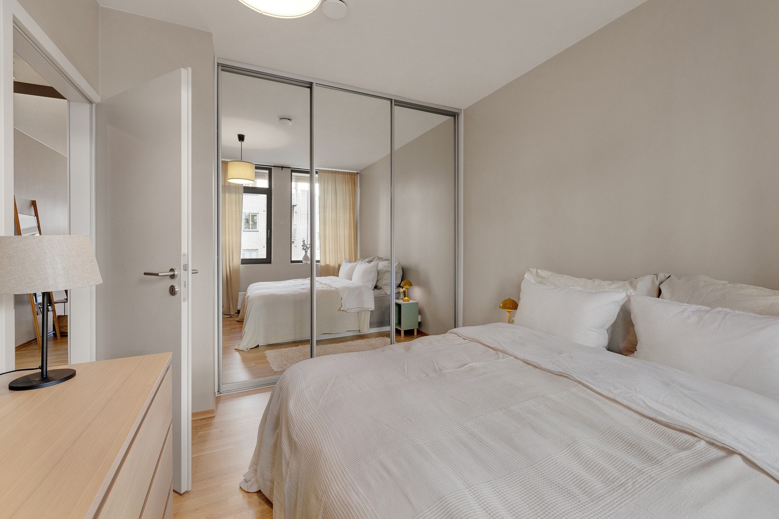 Soverommet har en plassbygget skyvedørsgarderobe med speilfronter. Galleribilde