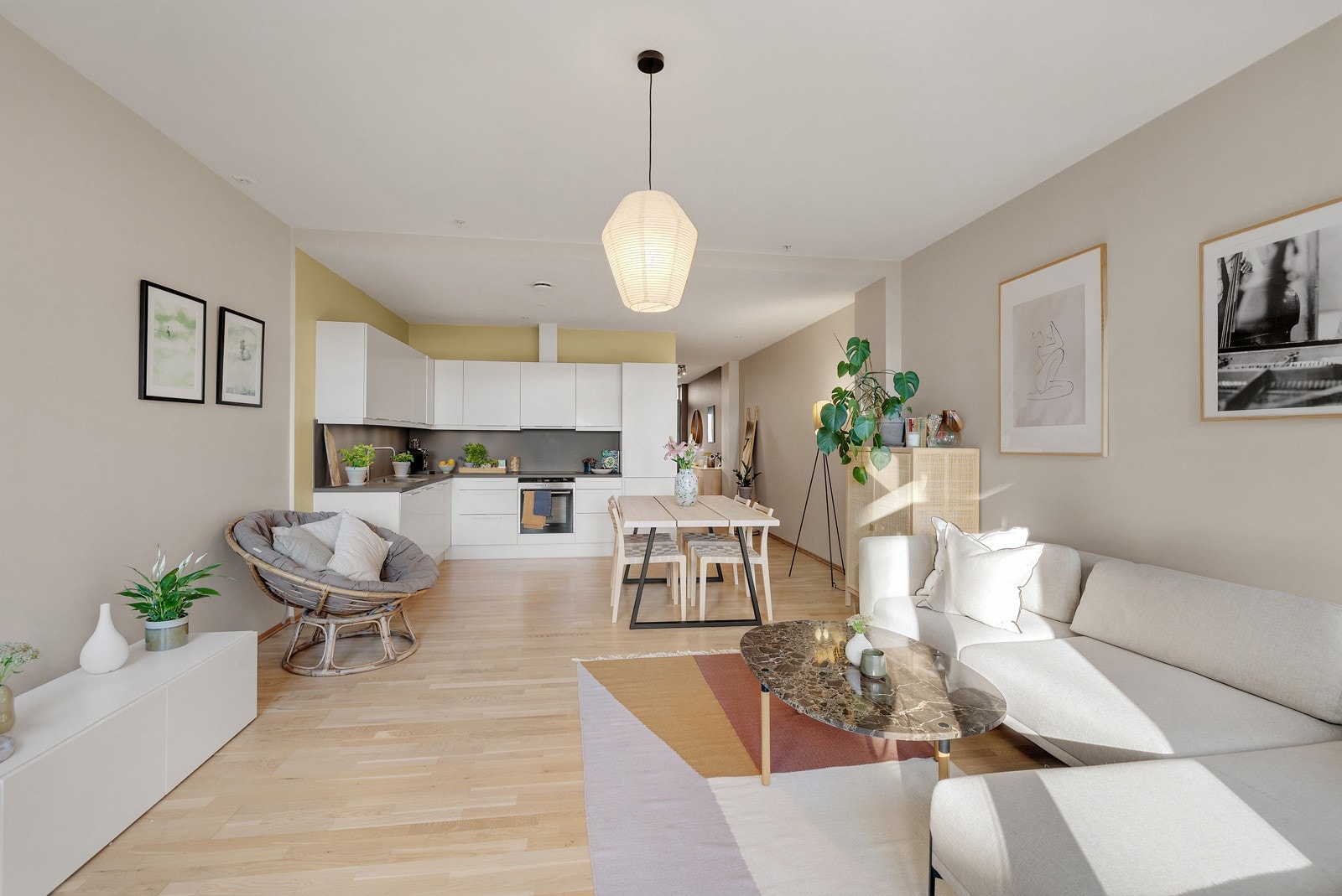 Kjøkkenet ligger i en åpen og sosial løsning med stuen. Galleribilde