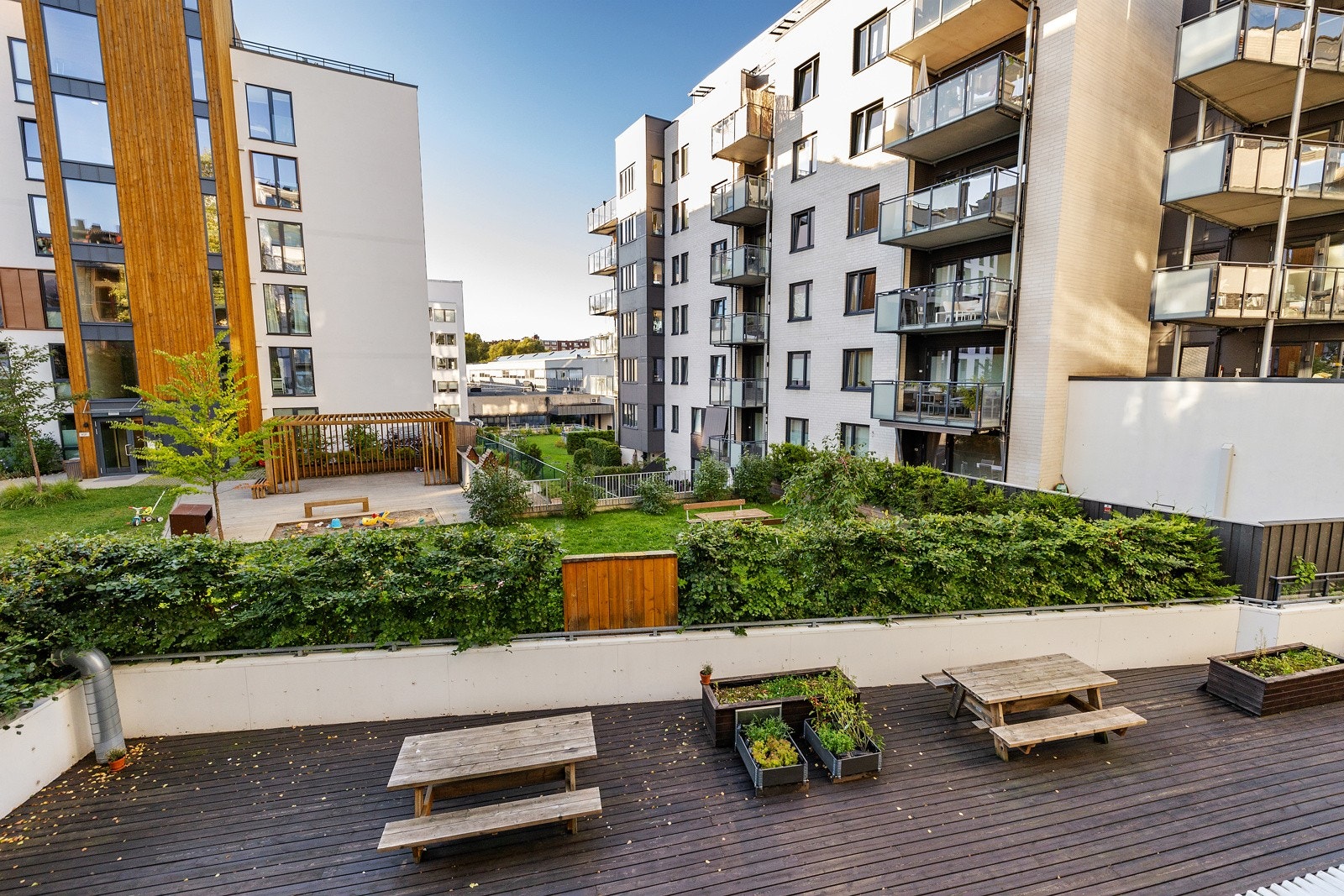 Utsikt fra balkong til fellesområde for beboerne i sameiet. Galleribilde