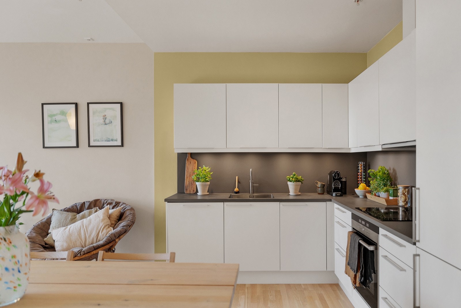 I 2020 ble det ytterligere oppgradert med flere funksjonelle detaljer, inkludert en ny benkeplate med nedfelt stikkontakt, underlimt servant med ett-greps armatur og kokefunksjon, samt lekkasjestopper. Galleribilde