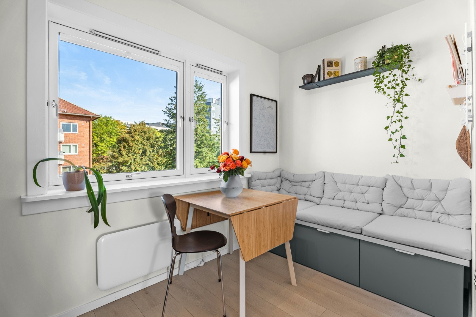 Hyggelig spiseplass med praktisk oppbevaring i benk. Galleribilde