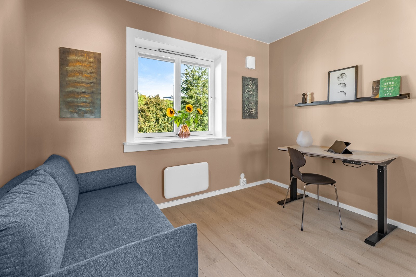 Det er store vindusflater som gir godt med lysinnslipp. Galleribilde