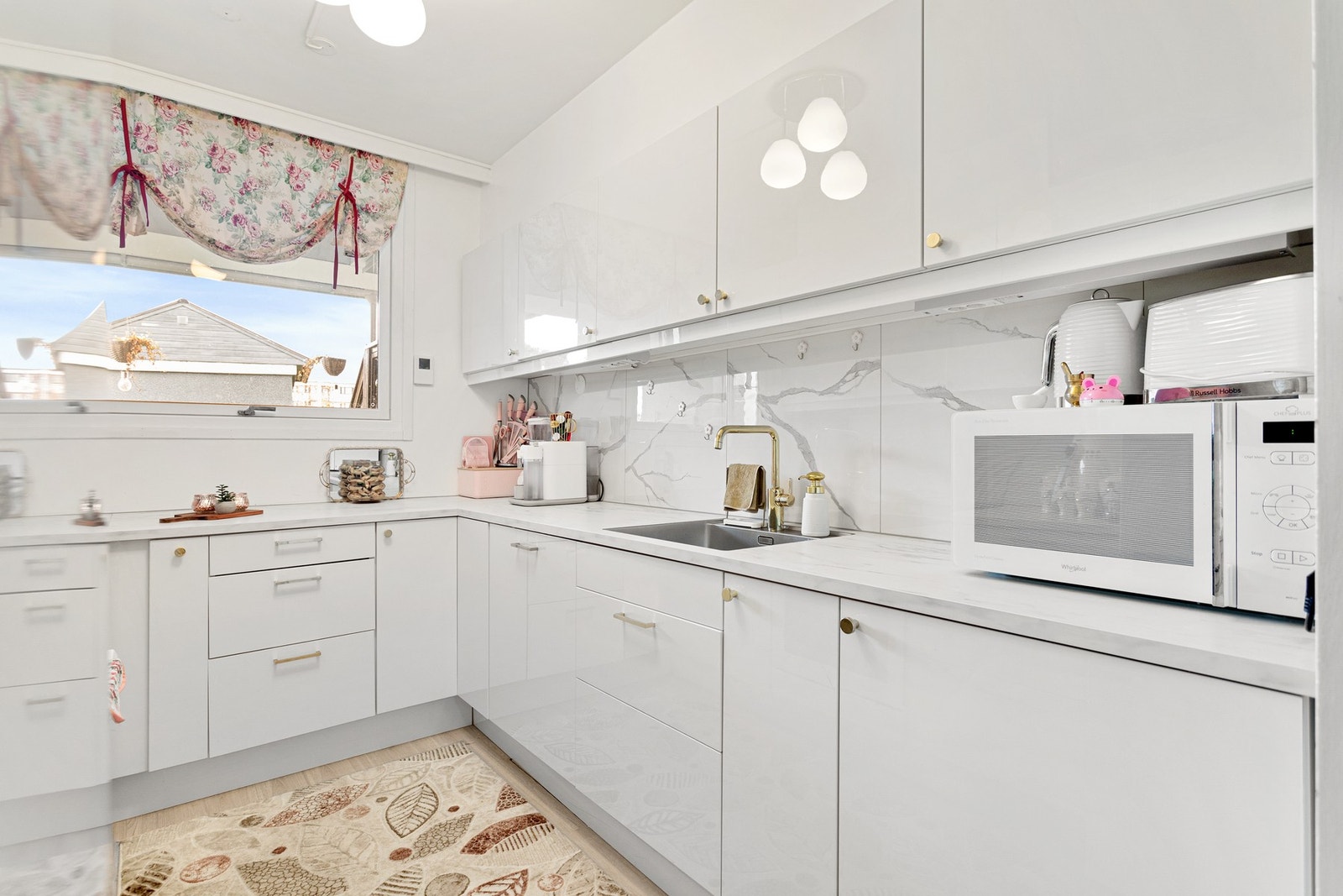 Rikelig med skap- og benkeplass. Galleribilde