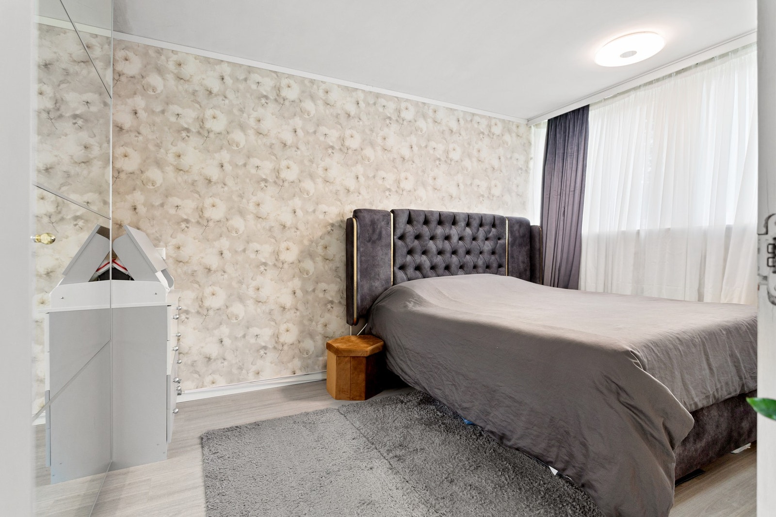 Romslig soverom på 11,5m² utstyrt med garderobeskap. Galleribilde