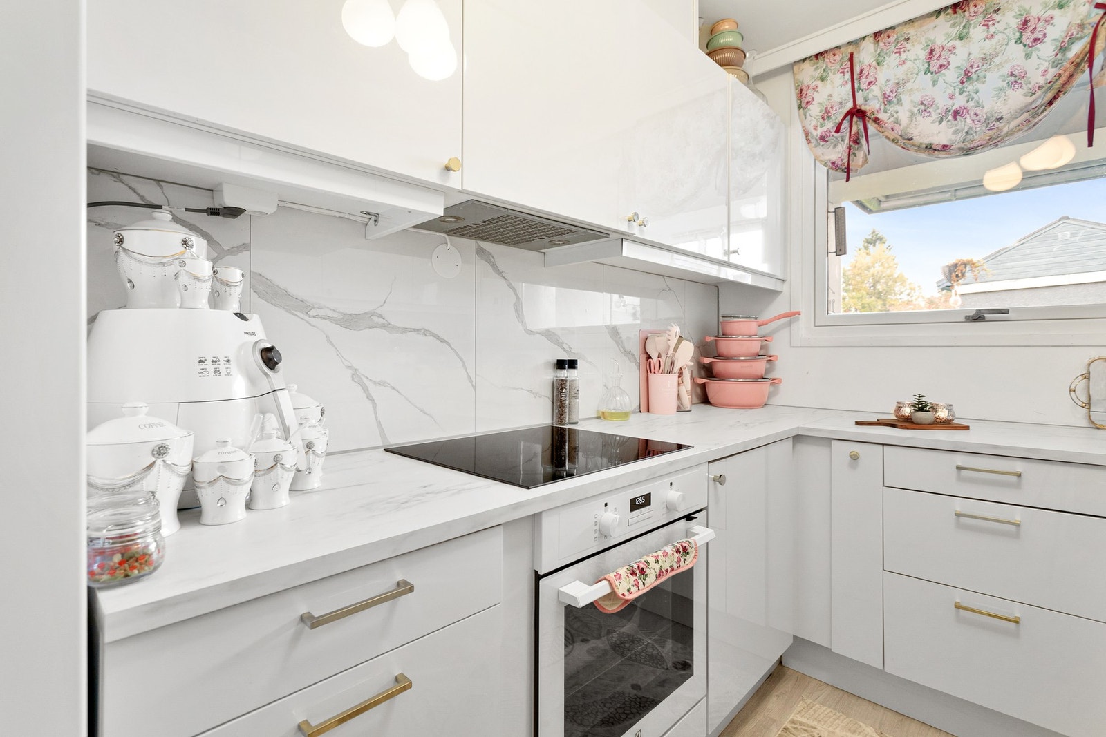 Kjøkkenventilator med utkast til felles luftekanal. Galleribilde