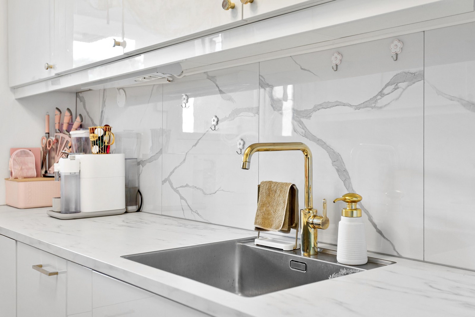 Varmtvannsbereder under kjøkkenbenk. Galleribilde