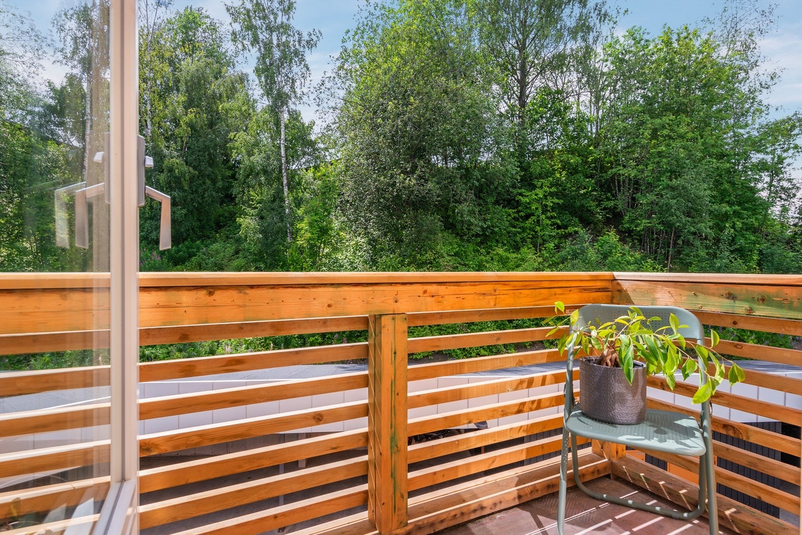 Balkongen er et hyggelig sted der soldagene kan nytes. Galleribilde