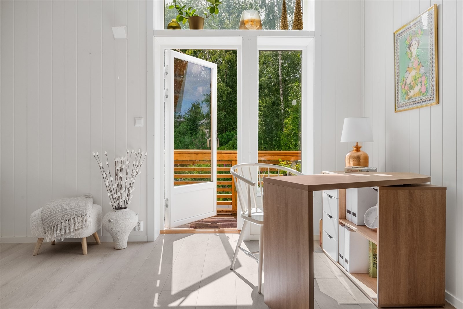 Fra stuen er det utgang til balkong. Galleribilde