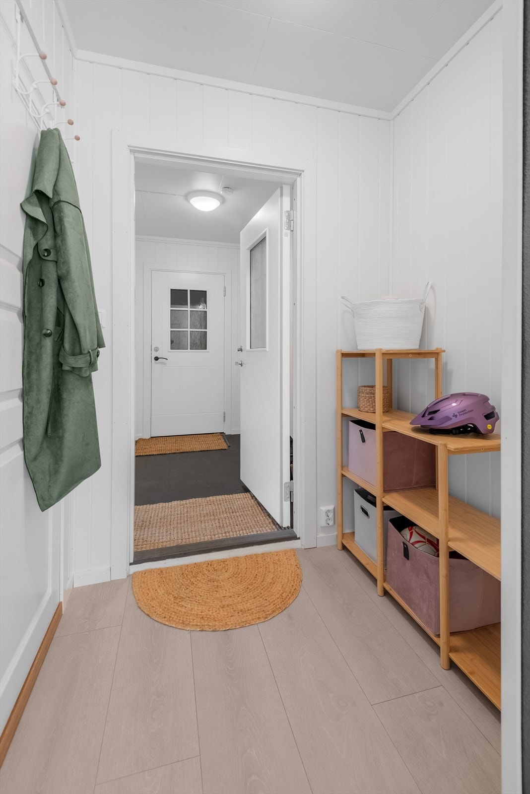 Fra entréen kommer du ut til et ryddig og innbydende uteområde. Galleribilde