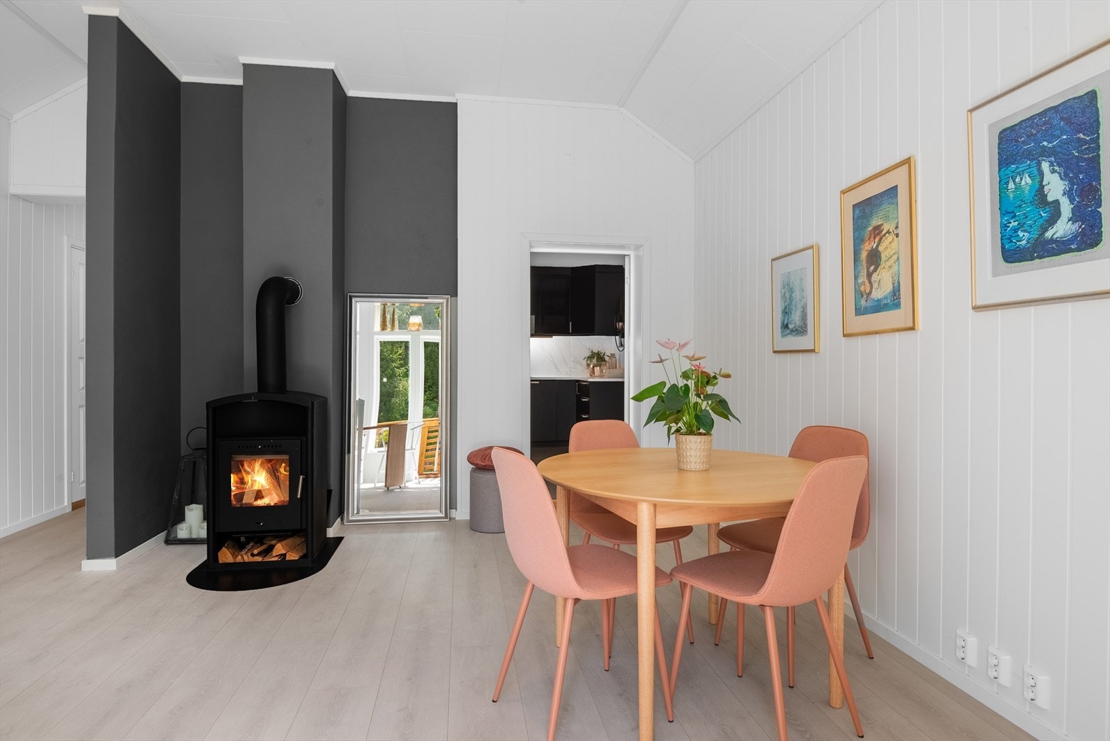 Ildstedet sørger for en lun og god atmosfære. Galleribilde