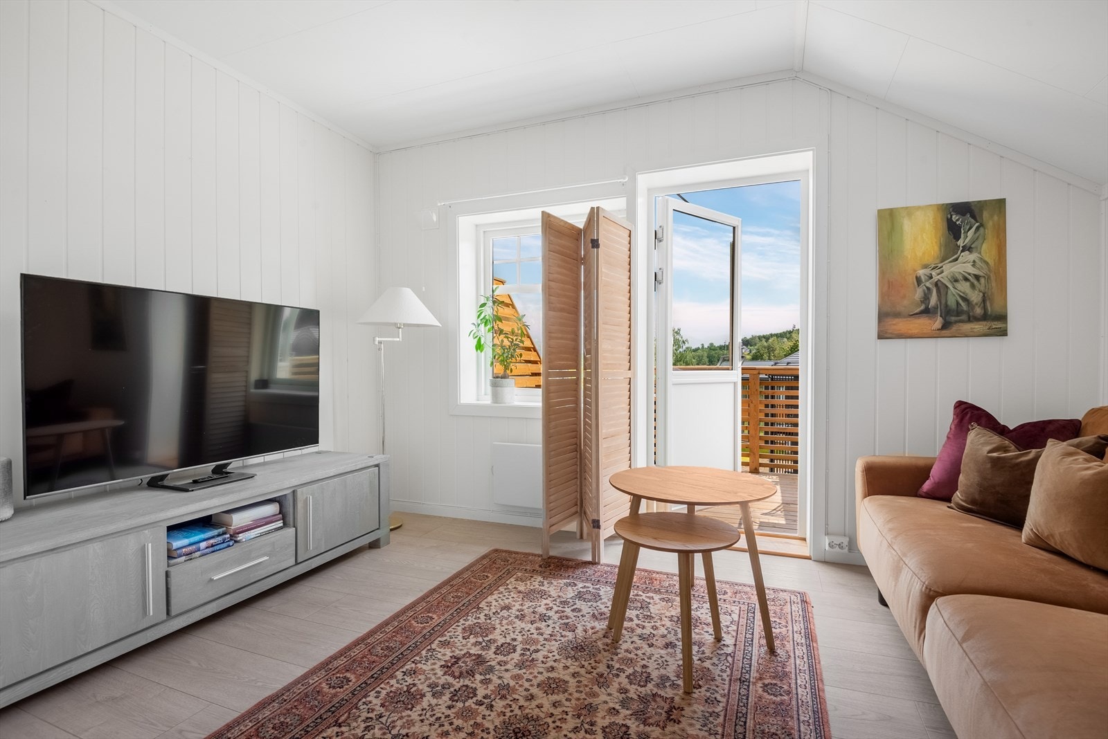 Stue/soverom. Dette rommet er nå brukt som stue, men er også perfekt til soverom! Galleribilde