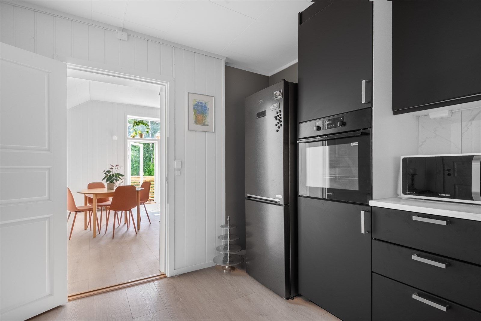 Moderne og stilfullt kjøkken med god oppbevaringsplass. Galleribilde