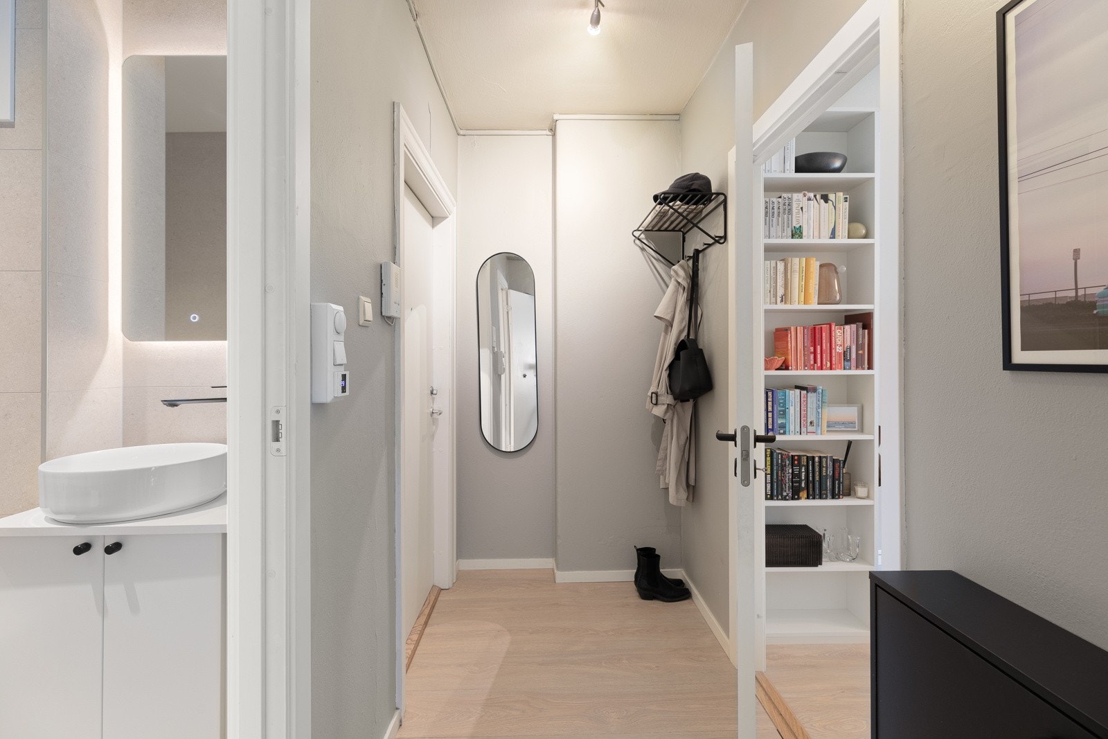 Entréen gir et innbydende førsteinntrykk, med god plass til oppbevaring av sko- og yttertøy Galleribilde