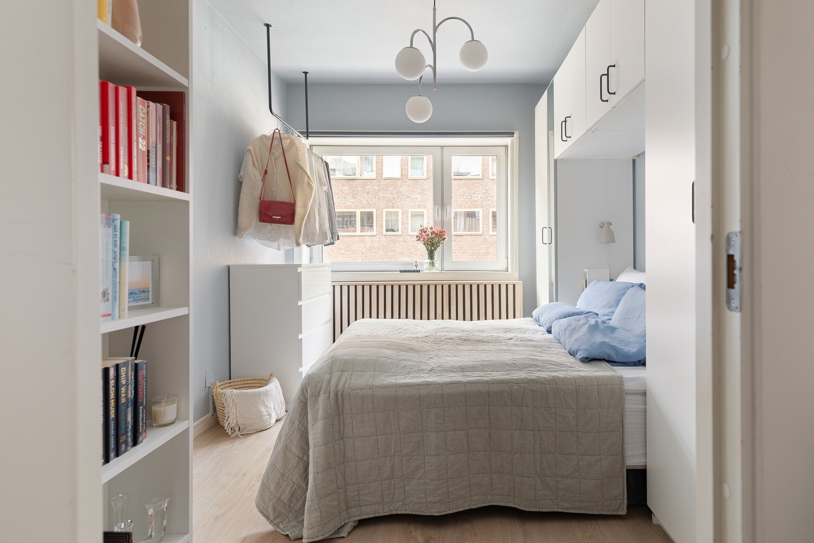 Soverommet er av behagelig størrelse, malt i tidsriktige farger Galleribilde