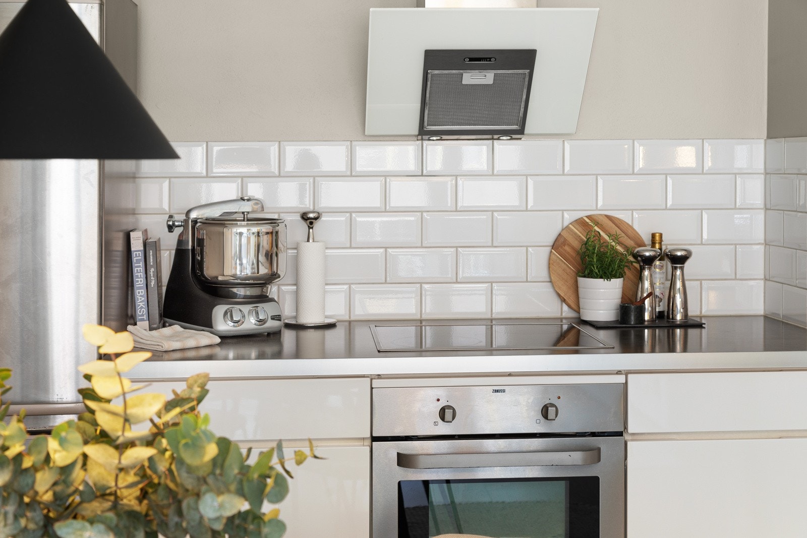 Integrerte hvitevarer som oppvaskmaskin, stekeovn og platetopp fra Zanussi, veggmontert avtrakksvifte og opplegg for kjøl/frys Galleribilde