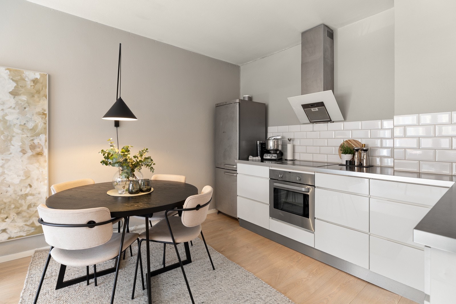 Kjøkkenet er i en åpen og sosial løsning med stuen Galleribilde