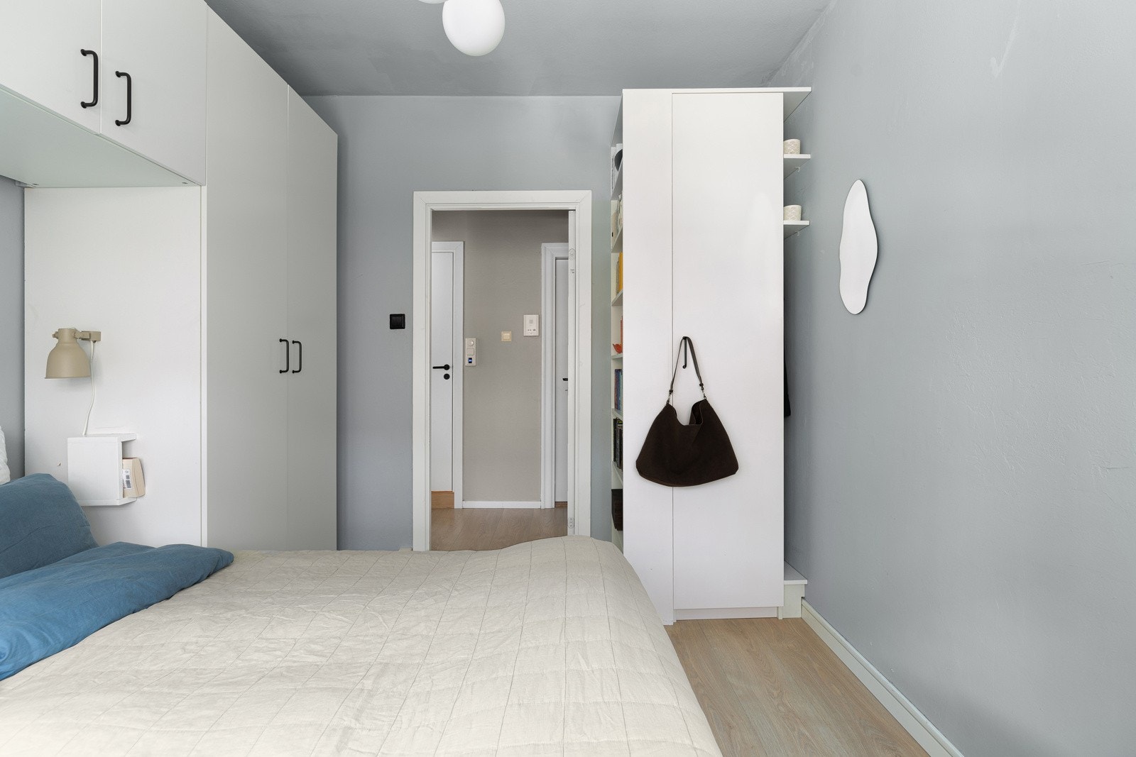 God plass til dobbeltseng og tilhørende møblement Galleribilde