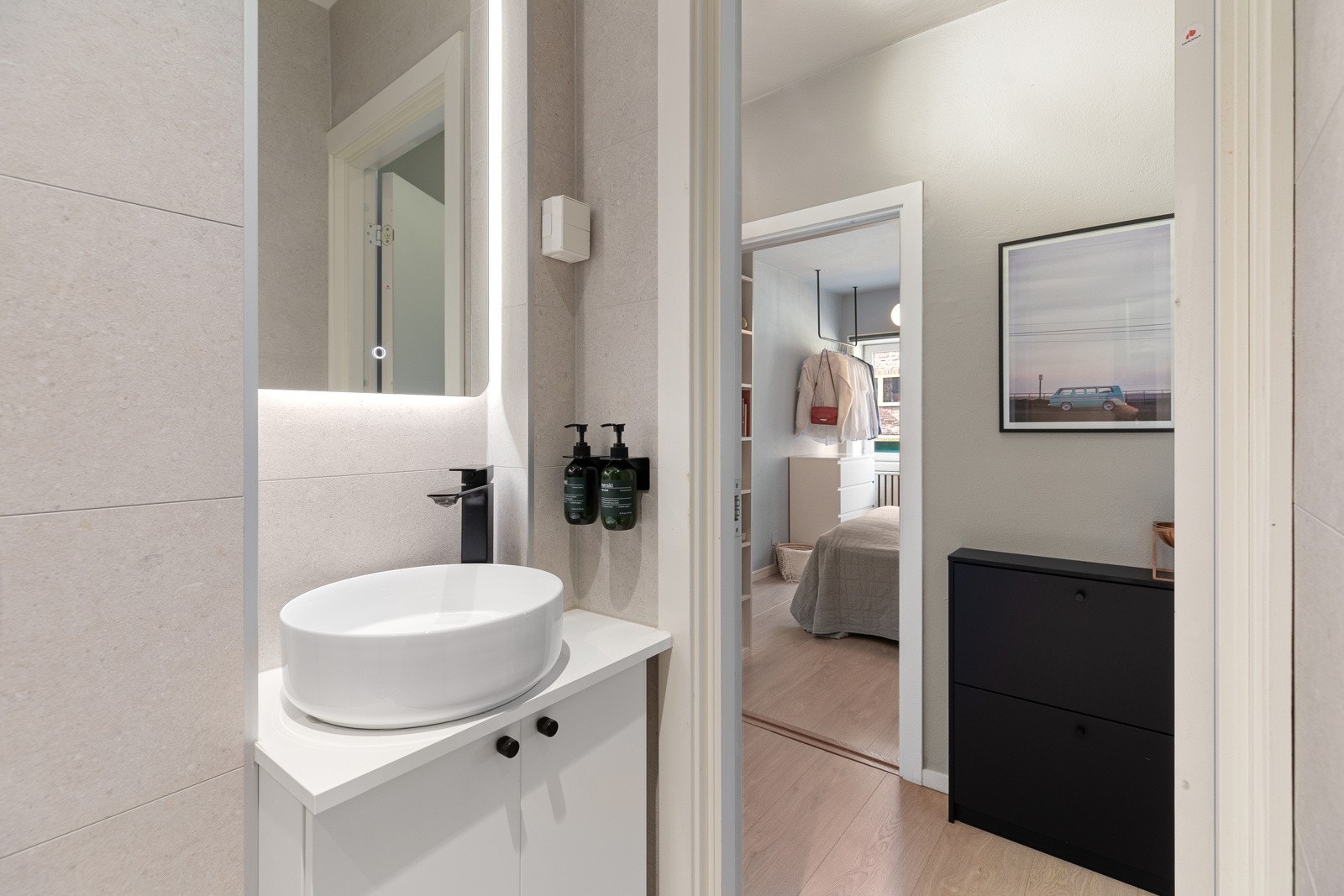 Lekker og moderne innredning for et lyst inntrykk og et flott rom å starte dagen i Galleribilde