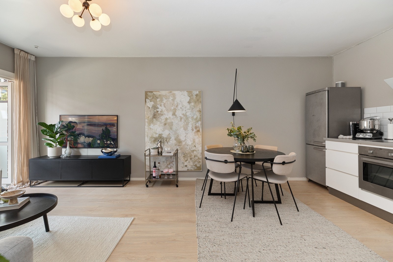 Lys og luftig romfølelse med god plass til møblering Galleribilde