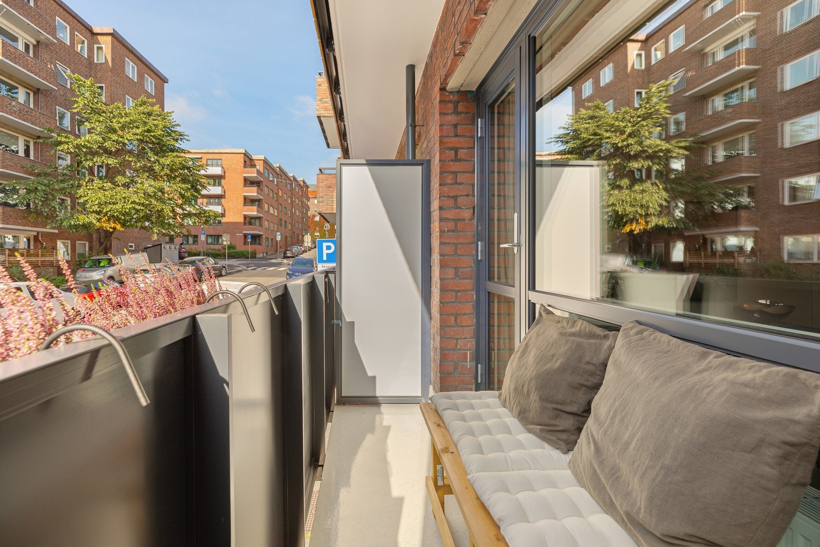 Borettslaget fikk nye balkonger i 2023. Balkongen er målt til 3,9m² Galleribilde