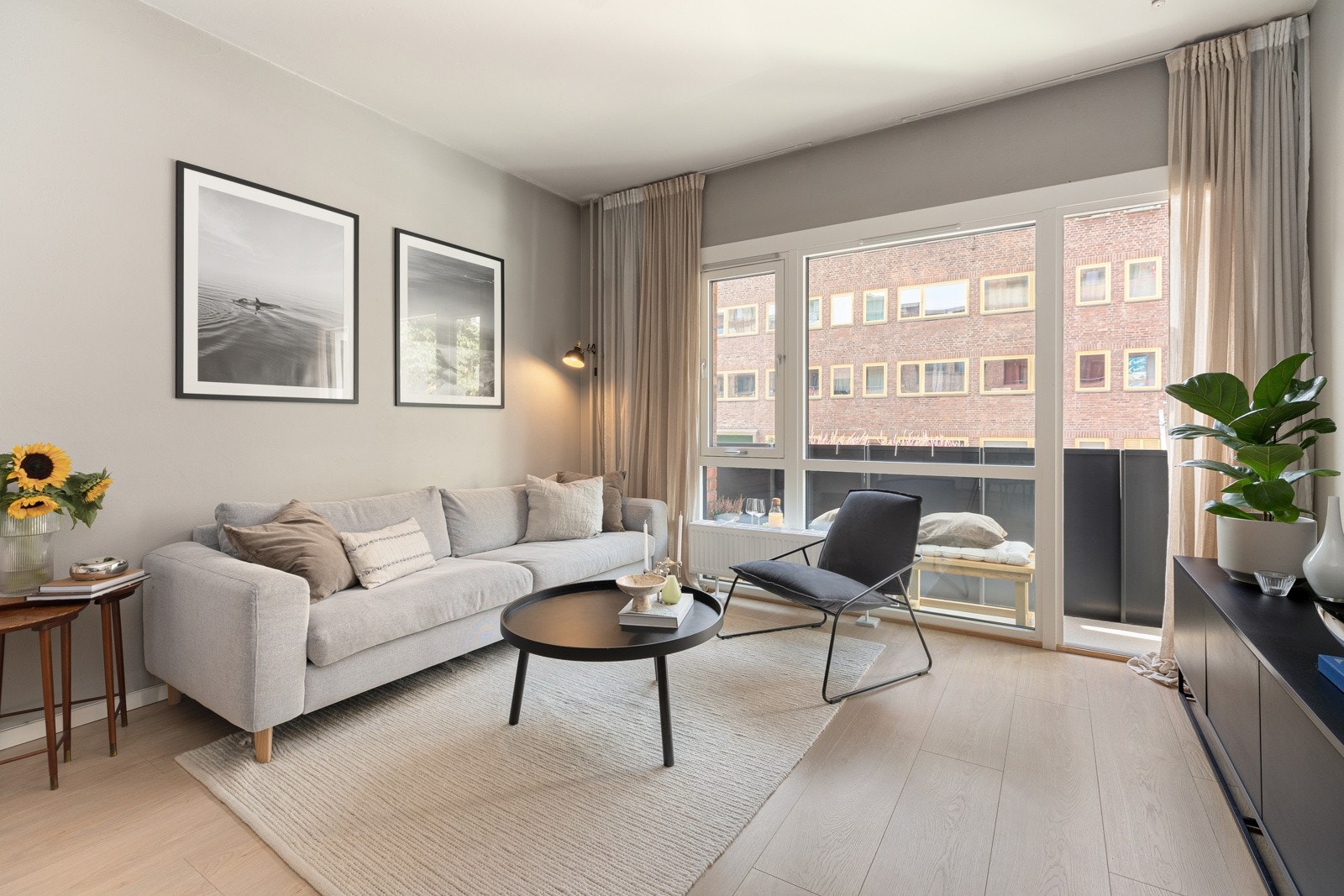 Store nye vindusflater fra gulv til tak gir rikelig med naturlig lys i rommet Galleribilde