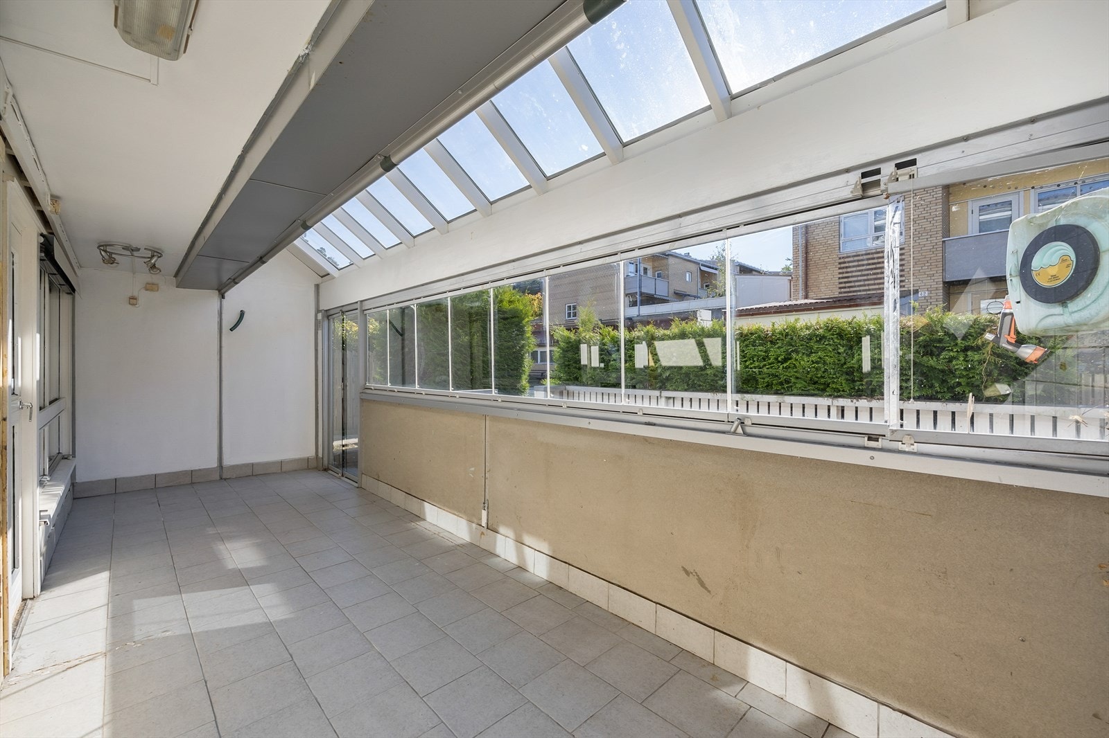 Fra stuen er det adkomst til flott, innglasset terrasse på hele 16 m² Galleribilde