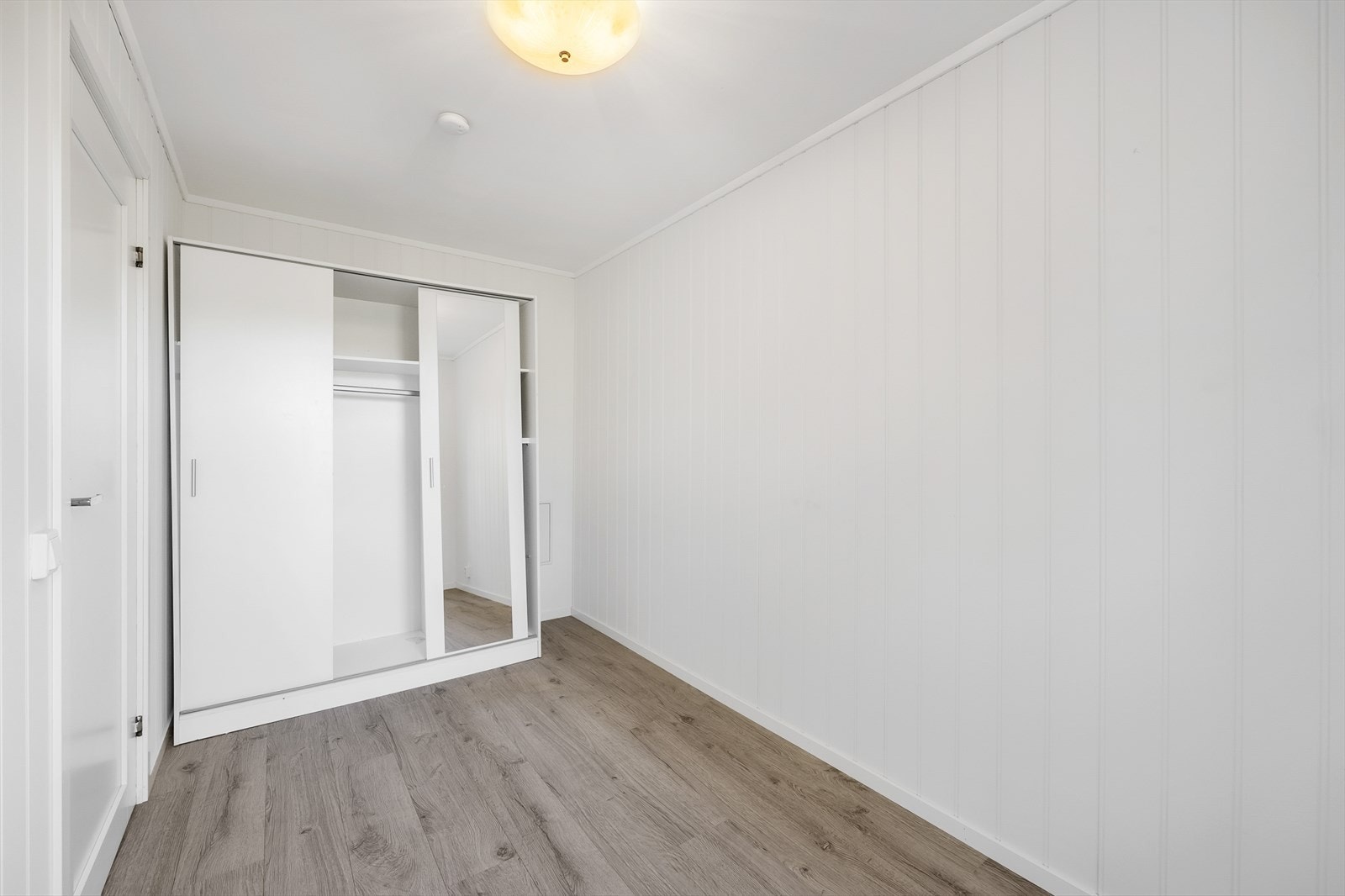 Soverom med innebygd garderobe og god oppbevaring Galleribilde