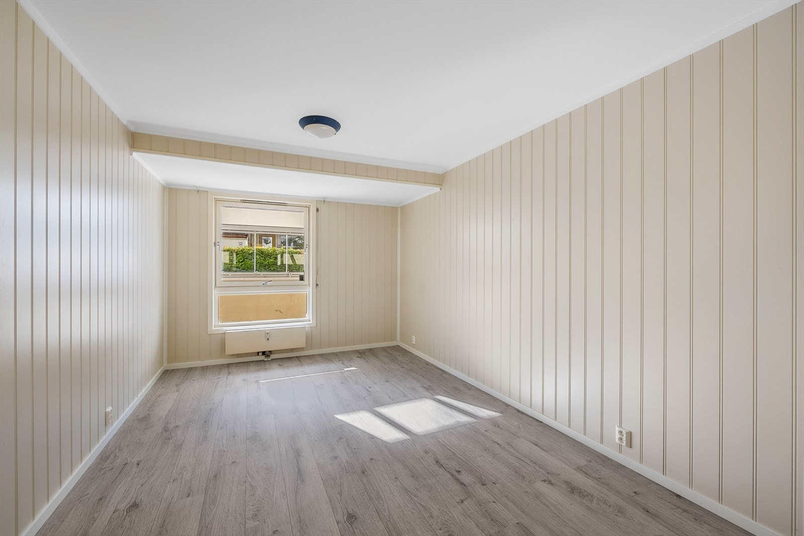 Her har du god plass til seng med tilhørende soveromsmøbler Galleribilde