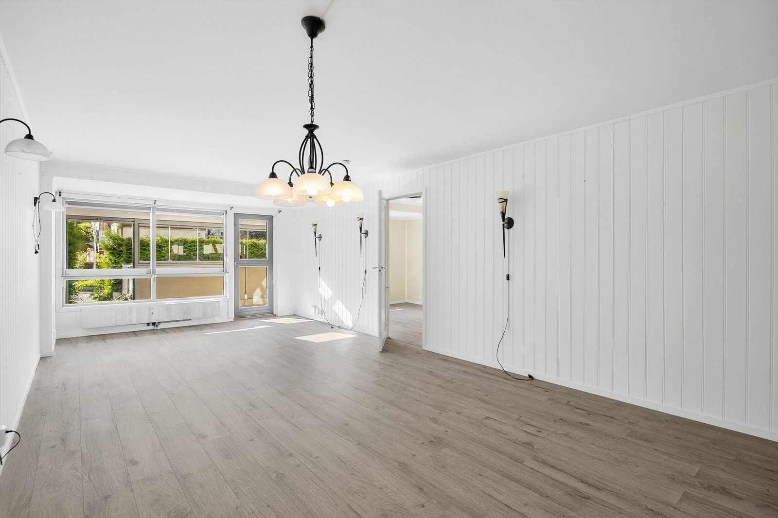 Her har du god plass til sofagruppe, medievegg og spisebord Galleribilde