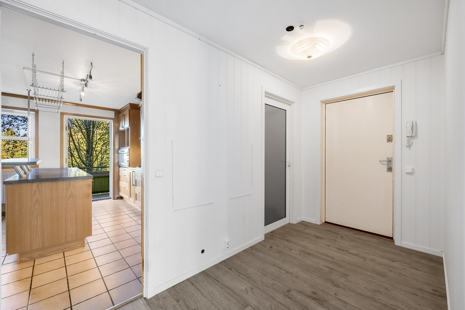 Åpen entré med tilknytning til kjøkken og stue Galleribilde