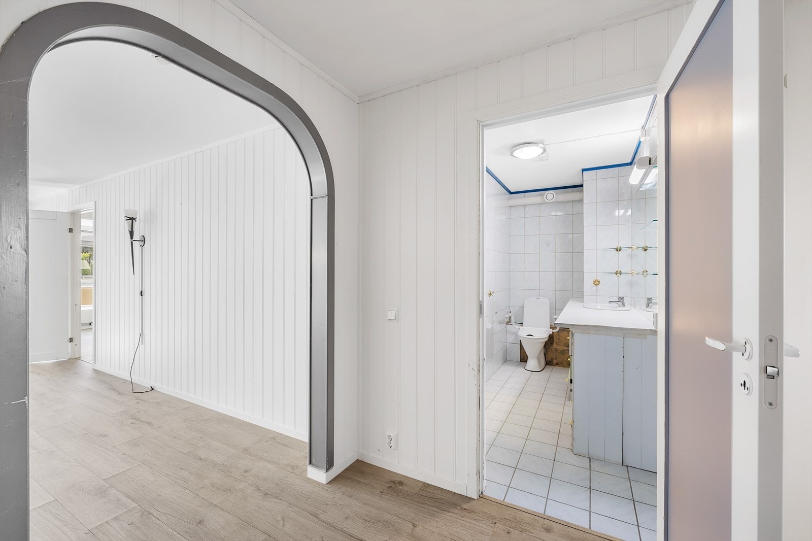 Inngang til badet fra gangen, praktisk og funksjonelt Galleribilde