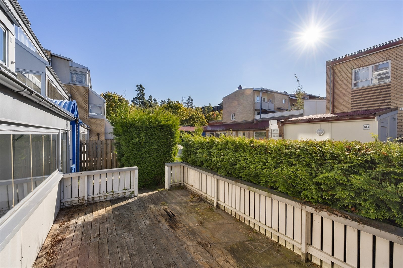 Terrasse med gode solforhold og plass til utemøbler Galleribilde