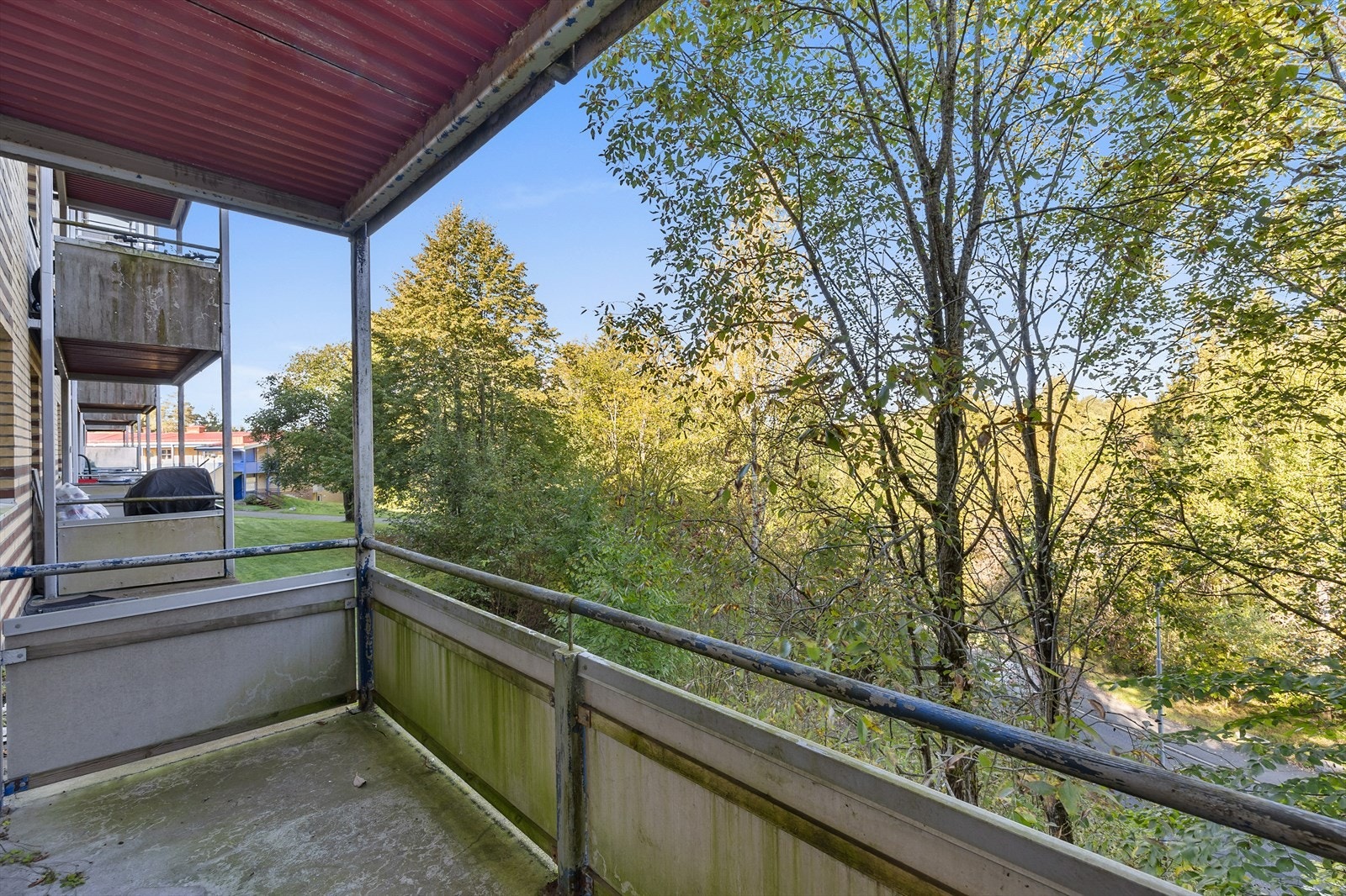 Balkong med utsikt til grønne omgivelser Galleribilde