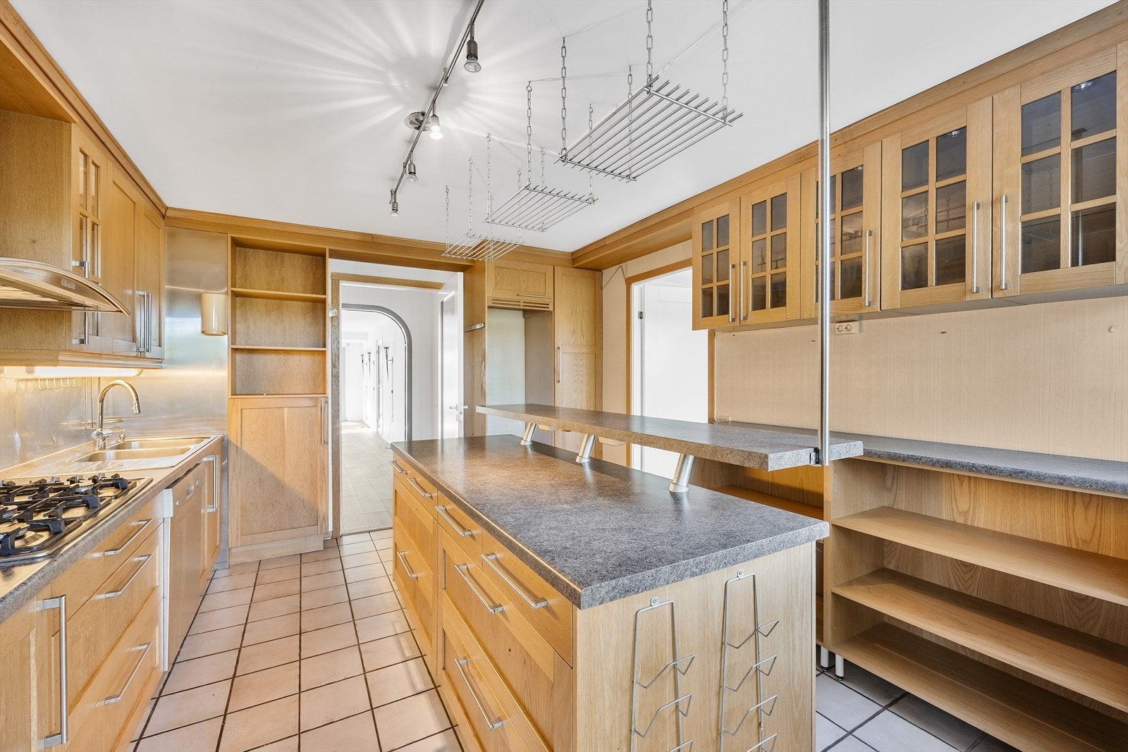 De integrerte hvitevarene er bred stekeovn, koketopp med gass-bluss. Det er også opplegg for vaskemaskin Galleribilde