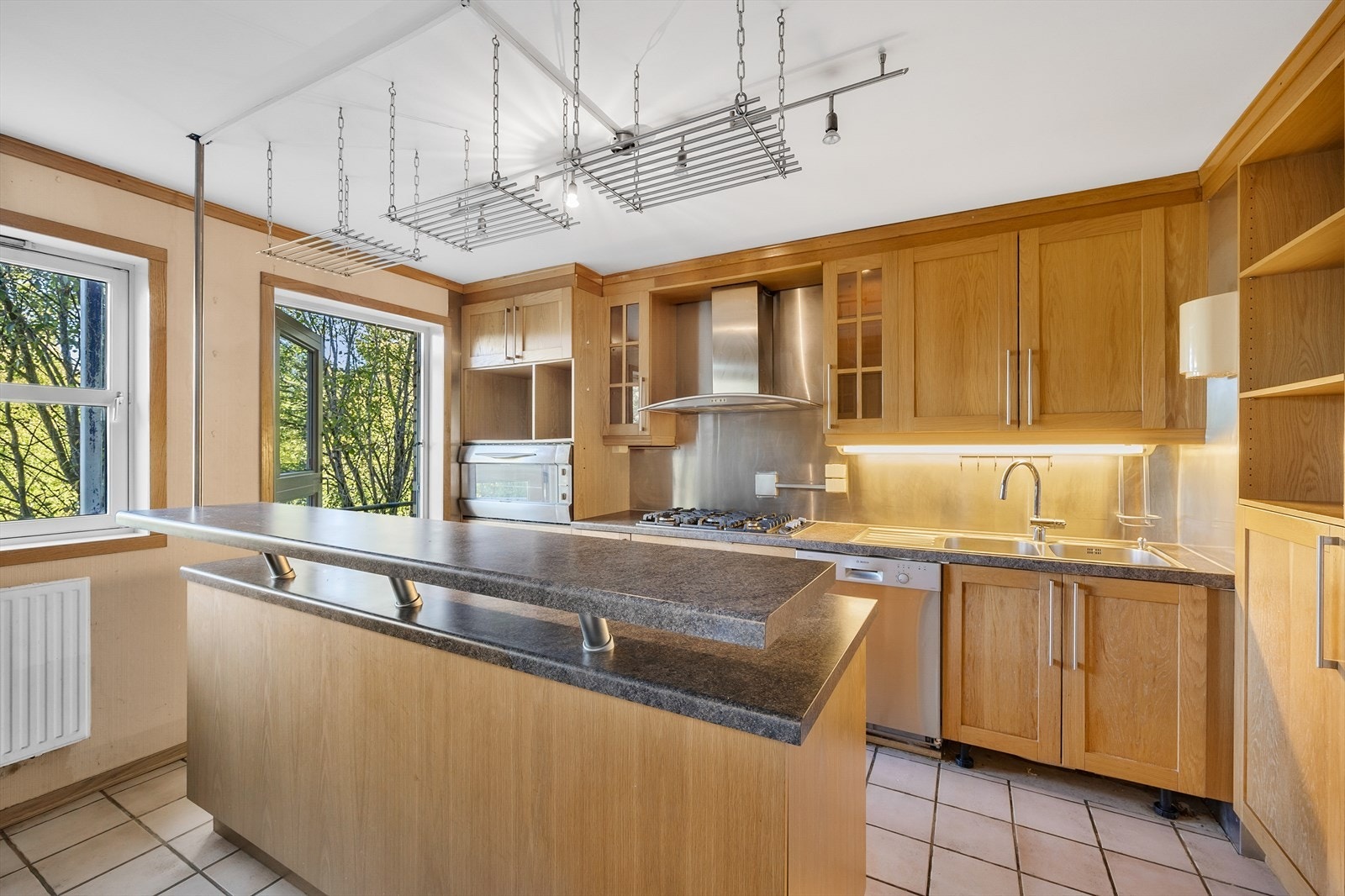 Praktisk kjøkkenøy gir ekstra benkeplass og lagring Galleribilde