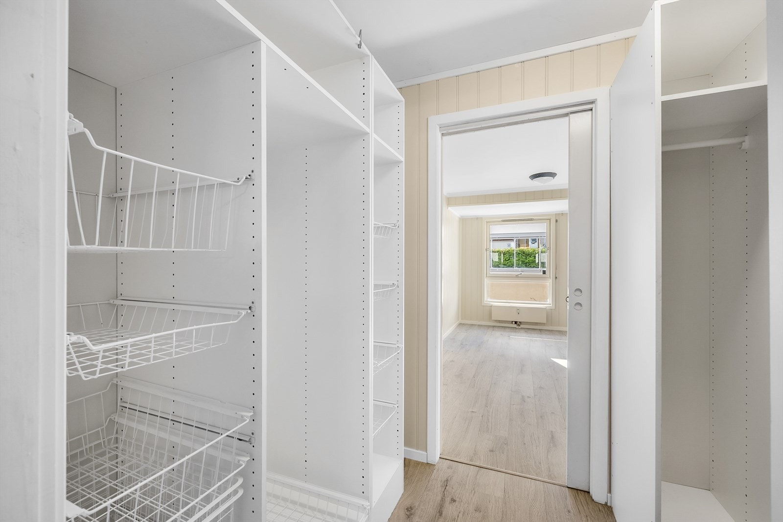 Hovedsoverommet er tilknyttet et romslig omkledningsrom som gir gode lagringsmuligheter Galleribilde