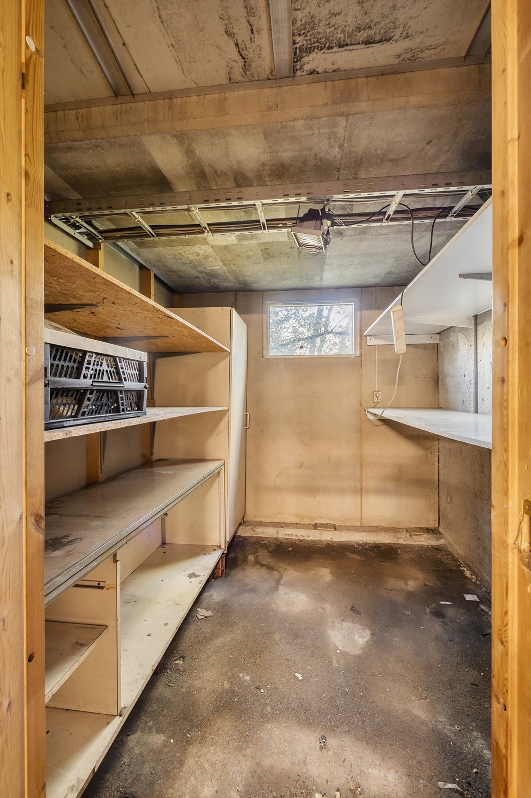 Praktisk bod i kjelleren med god lagringsplass Galleribilde