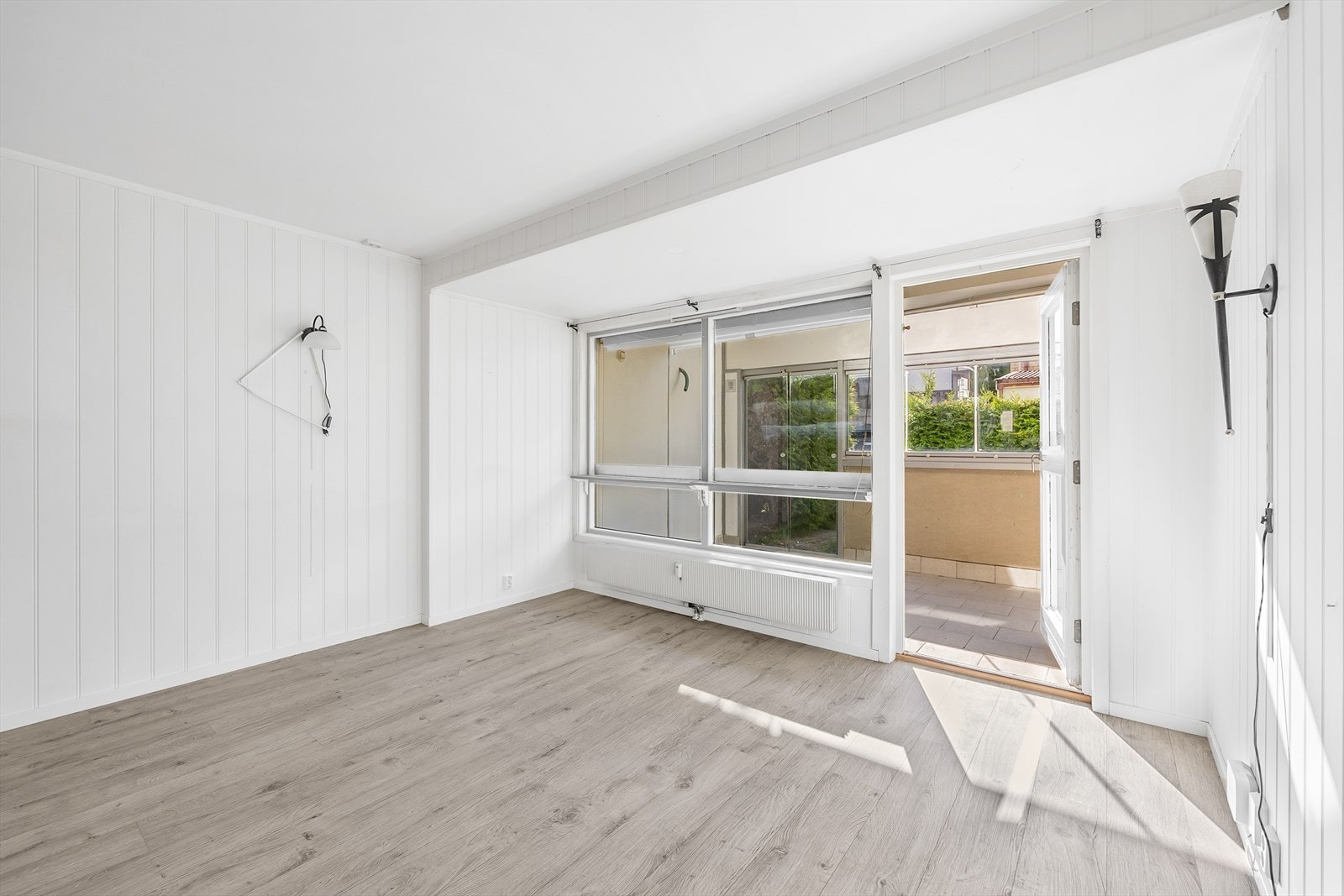 De store vinduene gir stuen en lys og luftig atmosfære Galleribilde