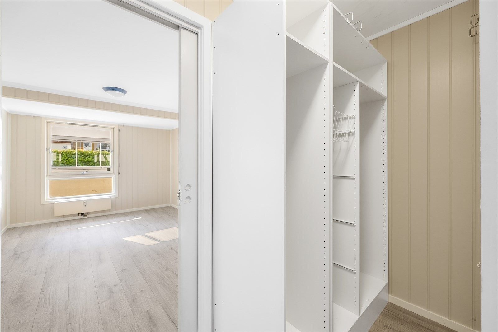 Garderobeløsning med rikelig oppbevaringsplass Galleribilde