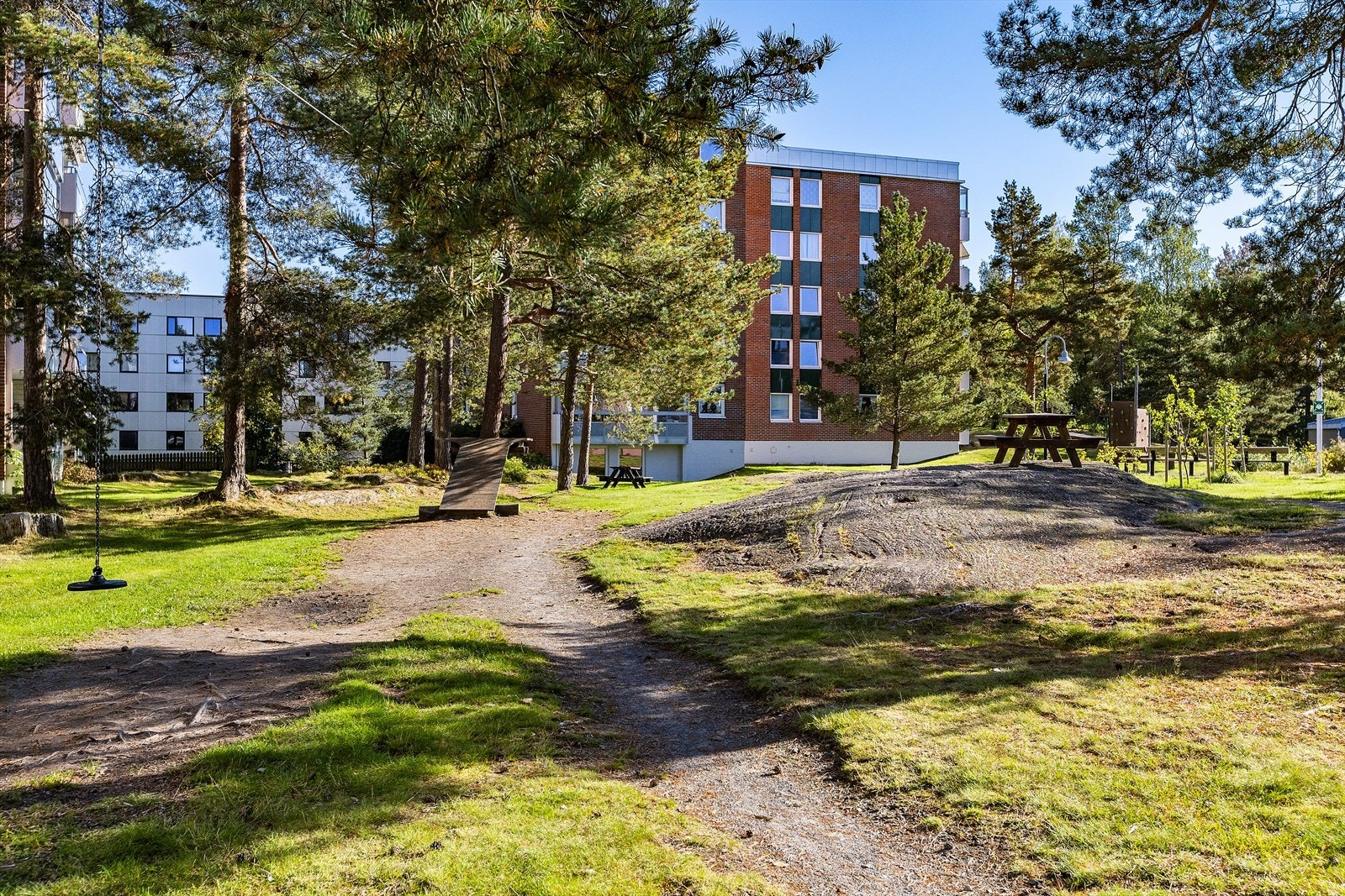 Dette er et meget barnevennlig boligområde med kort gangavstand til barnehager og barne- og ungdomsskole. Galleribilde