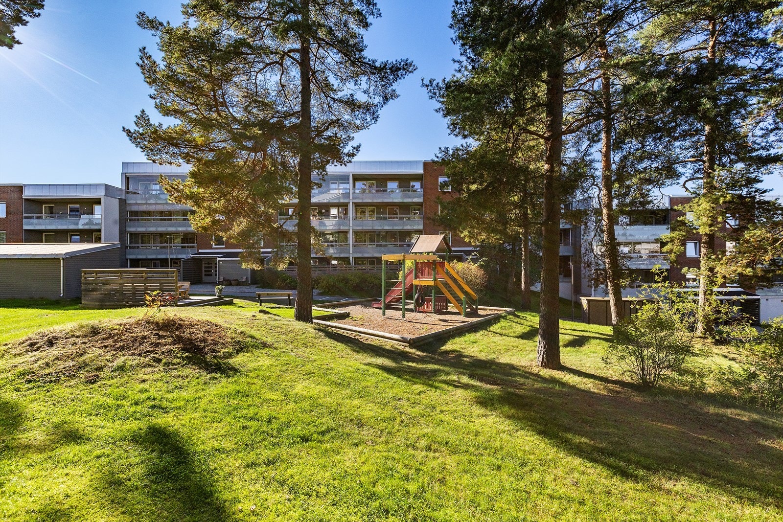 Leiligheten ligger i et flott og skjermet boligområde på Ellingsrud med nærbutikk og offentlig kommunikasjon i umiddelbar nærhet. Galleribilde