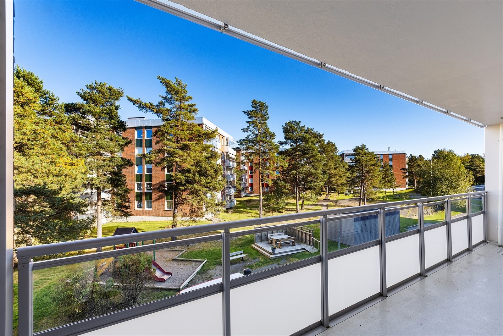 Dette er en pen 4-roms med to balkonger, vidstrakt utsikt og garasjeplass Galleribilde