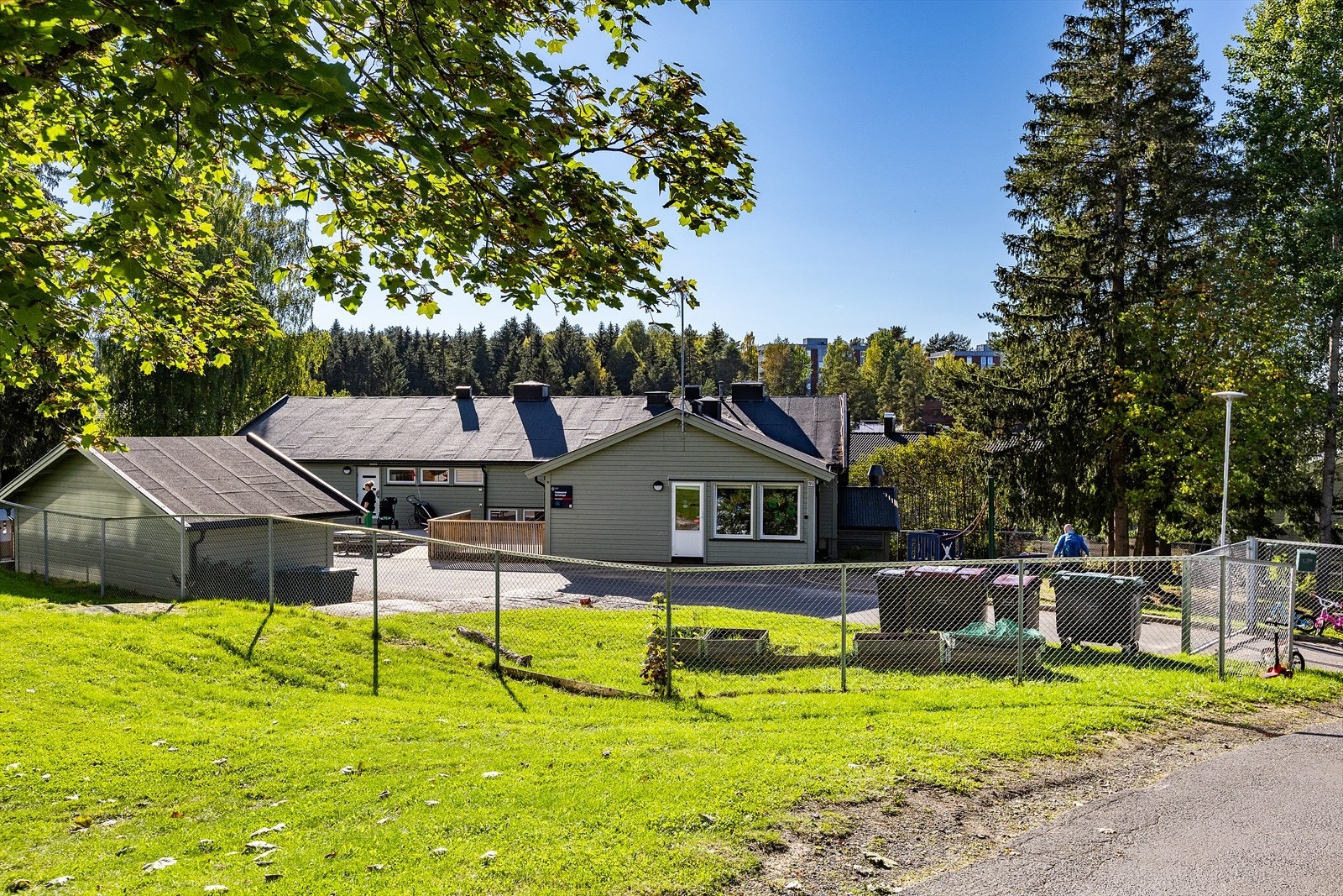 Det ligger også flere barnehager i nærheten; Frydenlund barnehage (1-6 år), Lia barnehage (1-6 år) og Smedbakken barnehage (1-6 år). Galleribilde