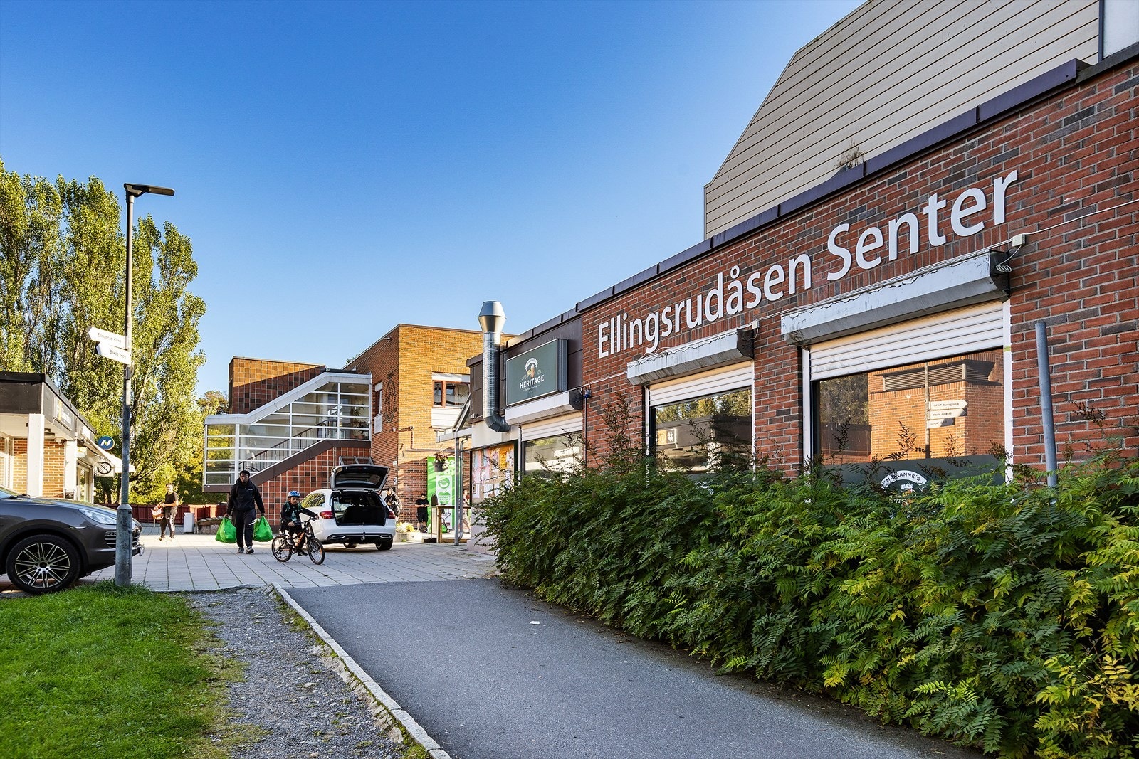 Ellingsrud Senter ligger i umiddelbar nærhet og inneholder Kiwi, Narvesen, Ellingsrud dagligvare, tannlege, frisør m.m. I gangavstand fra boligen finner man også Rema 1000 med post i butikk. Galleribilde