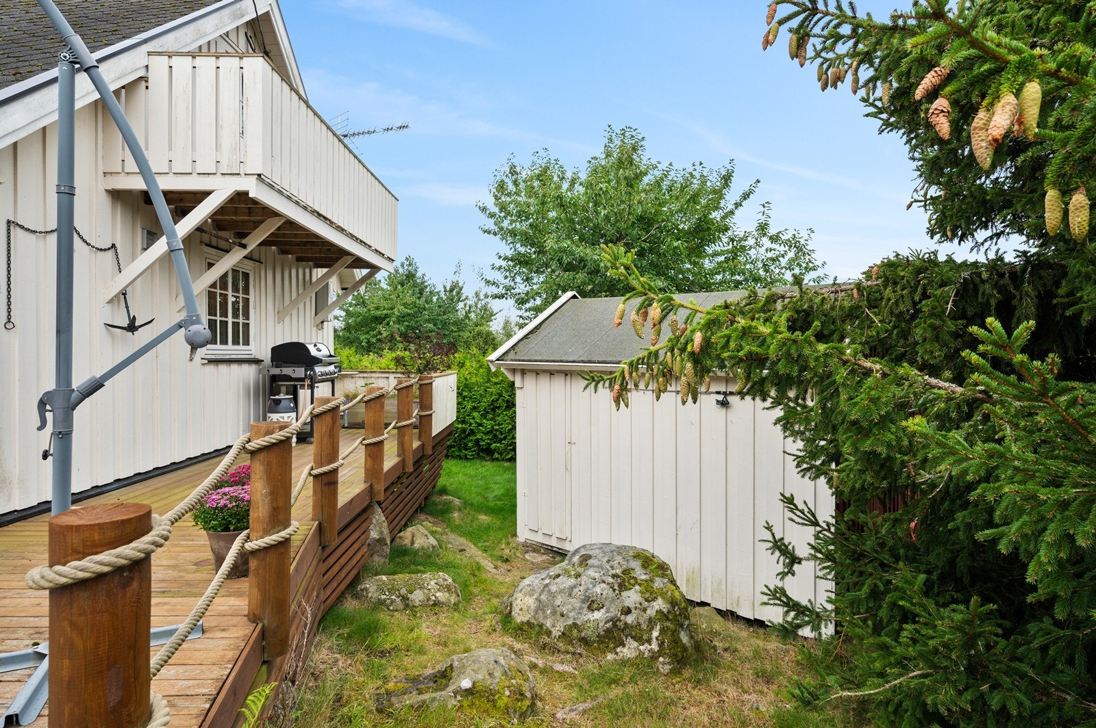 Tomten er delvis opparbeidet med gressarealer og diverse beplantninger Galleribilde